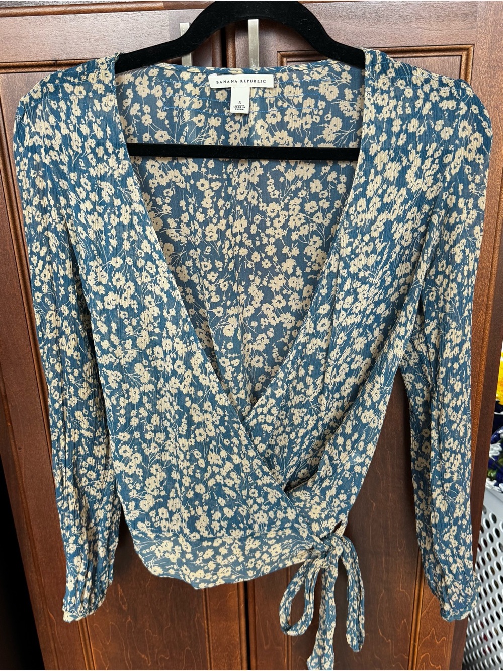 Banana Republic Blue Floral 100% Silk Wrap Tie Blouse Top Size Small (S) - Flaw